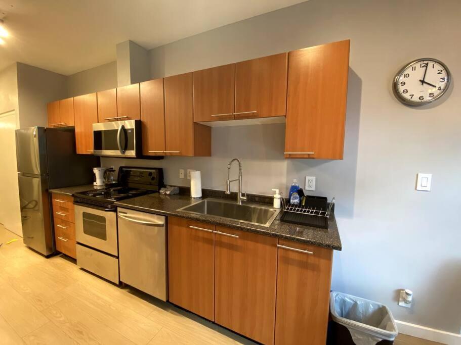 Entire Condo In Heart Of Downtown バンクーバー エクステリア 写真